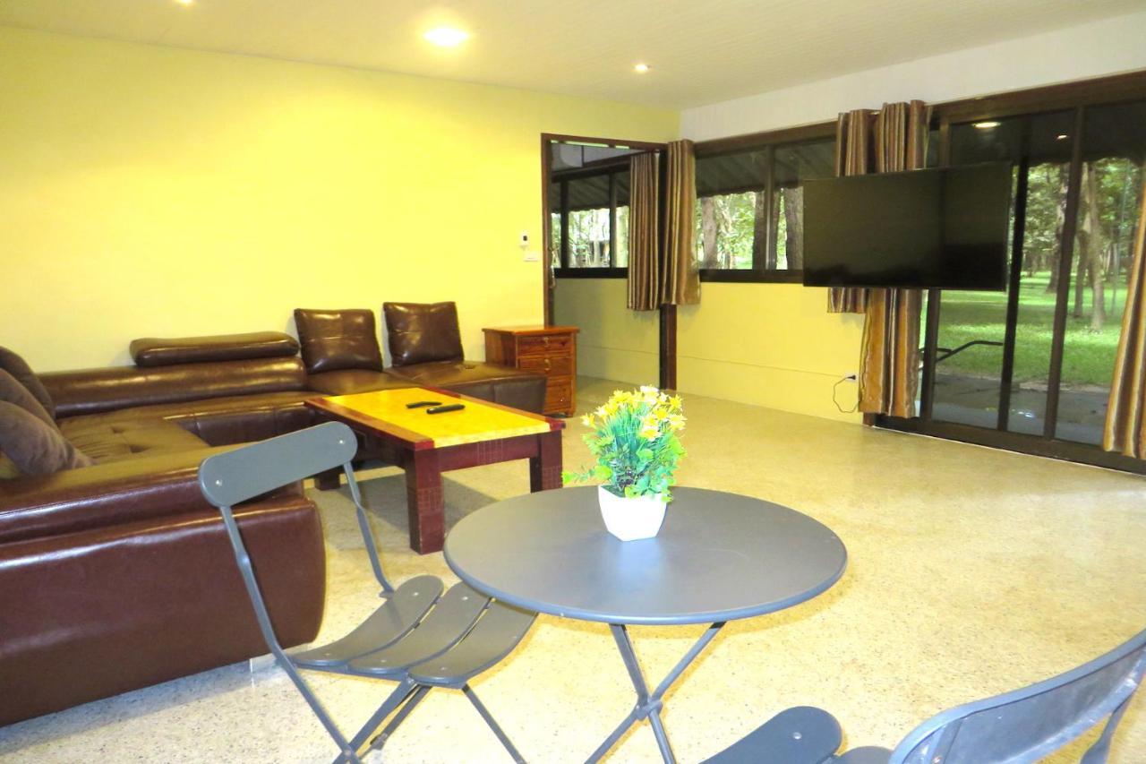 Hotel Isaan Perazim Park Roi Et Exterior foto